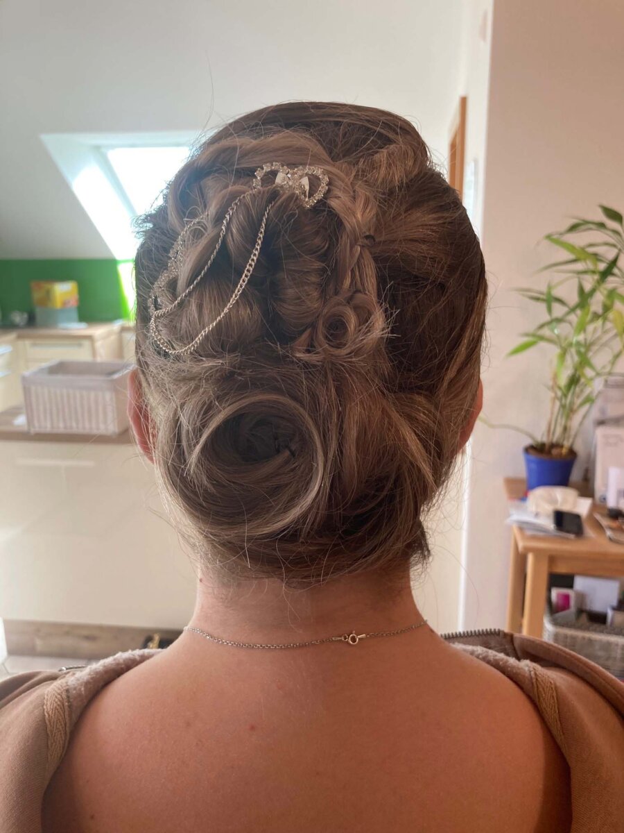 Hochsteckfrisur aus dem im Beauty Studio "Magdalen"